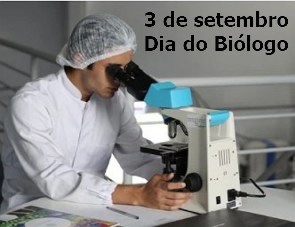 Biólogo num microscópio