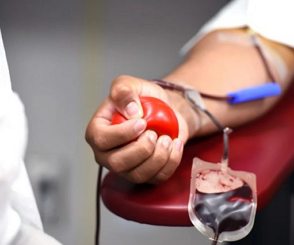 Foto do braço de uma pessoa durante a doação de sangue