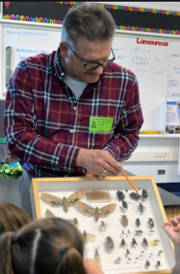 Foto de um entomologista mostrando insetos