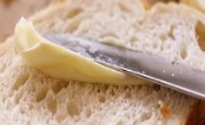 Margarina sendo passada no pão