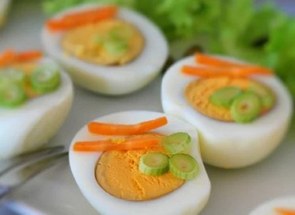Foto de ovos de galinha com salada