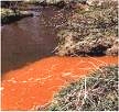 Rio poluído por produtos químicos